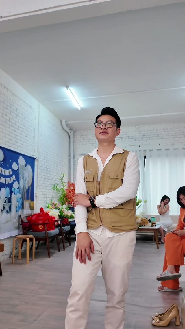 Thị phạm dáng doanh nhân trước khi khách vào chụp