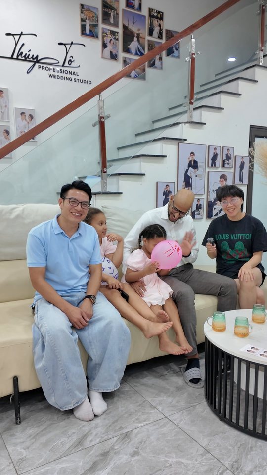 Ông bố người Pháp đến studio cùng 2 cô con gái — và lên ảnh thế này
