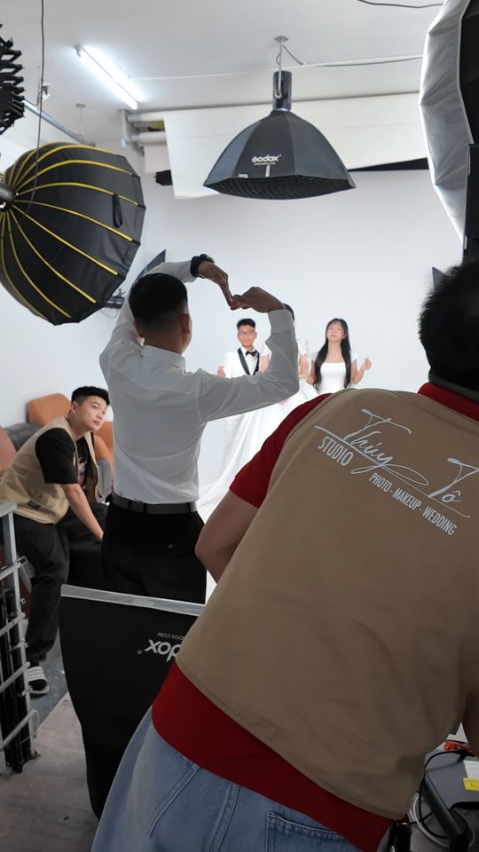 Đằng sau tấm ảnh đẹp là cảnh này — 1 ngày ở Thúy Tô Studio